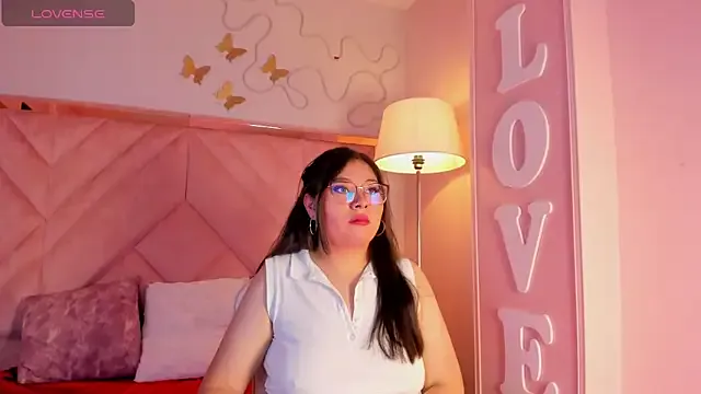 ZeleneJones from StripChat is Freechat