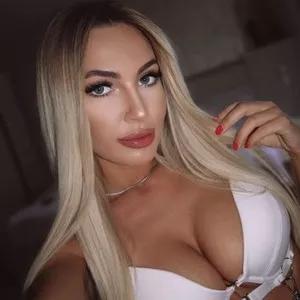 BlondeIsBack from MyFreeCams is Freechat