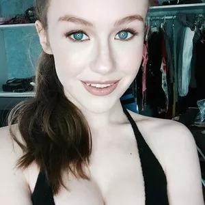 EmilyBloom from MyFreeCams is Freechat