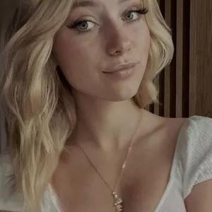 LuciaAmazing from MyFreeCams is Freechat