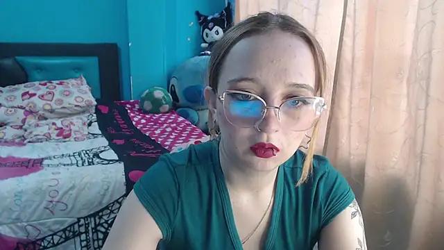 Liaroberts1 from StripChat is Freechat